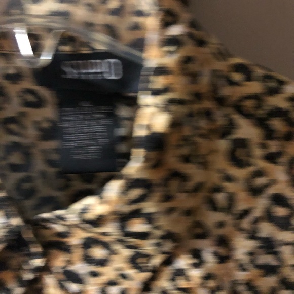 Beautiful Vintage Leopard print button down blouse. Size 14 - Picture 4 of 7